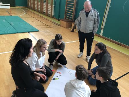 Mladi iz različnih evropskih držav z učenci OŠ Šalovci o digitalizaciji 12